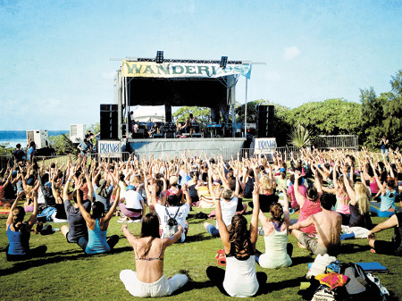 Yoga es uno de los elementos que maneja la ideología del festival.