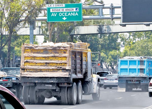 Por las calles de la capital del país se observan camiones de carga que contaminan ostensiblemente.