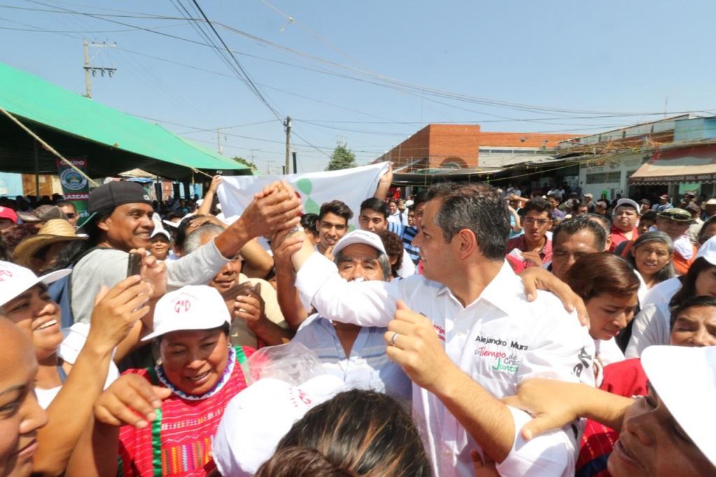 El candidato de la coalición PRI-PVEM-Nueva Alianza, Alejandro Murat, se comprometió ante comerciantes a rescatar los mercados. 