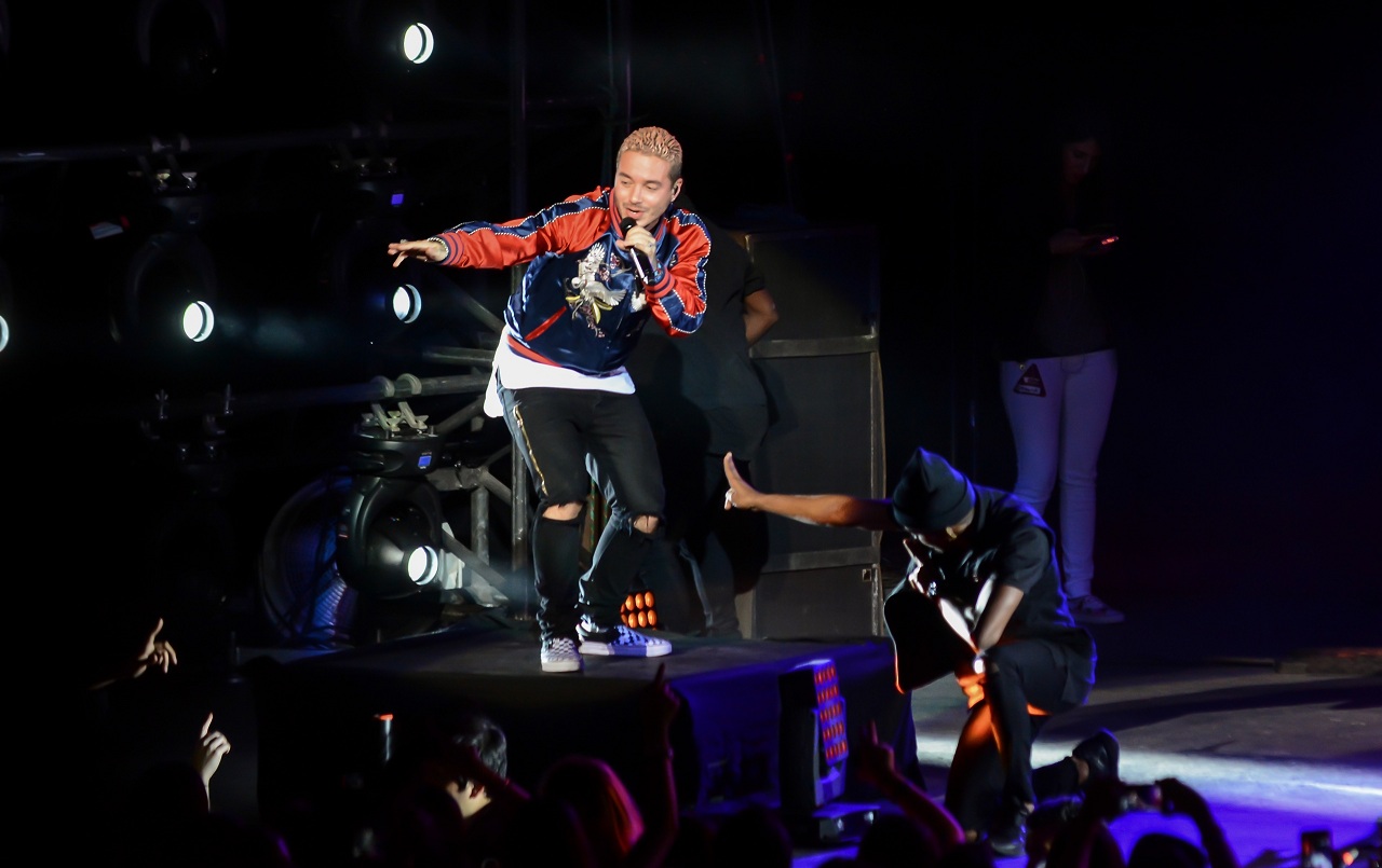 El cantante colombiano, J Balvin puso a bailar con sus ritmos urbanos a más de 5 mil personas 