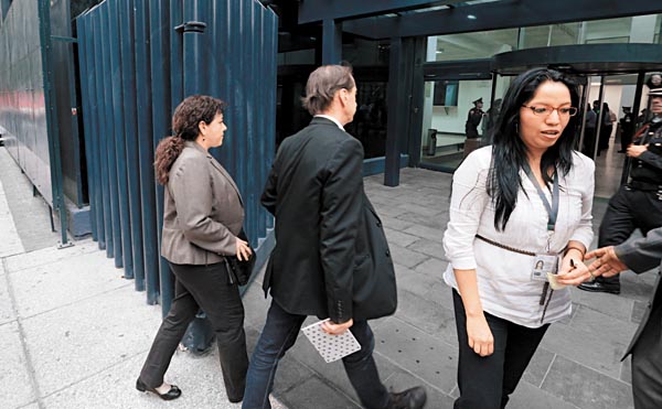 Claudia Paz y Paz y Carlos Beristáin, especialistas independientes, a su entrada a la Procuraduría General de la República.