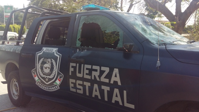 Los estudiantes rompieron los cristales de las patrullas de la PF.