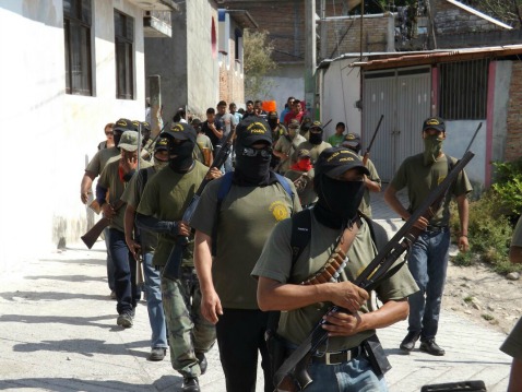 Decenas de policías comunitarios realizaron una marcha que comenzó en el Barrio del Santuario y culminó en el tradicional Barrio El Fortín.