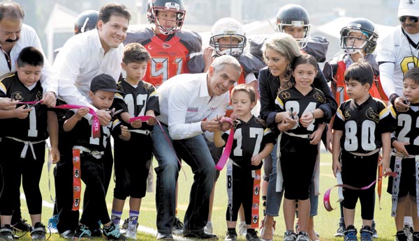 El jefe de gobierno, durante un acto con pequeños que juegan futbol americano.