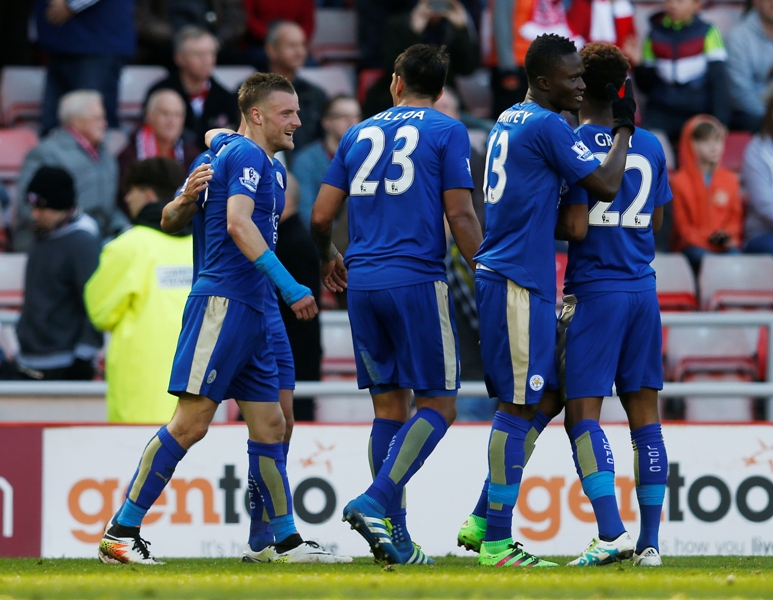 Jugadores de Leicester celebra su gol 