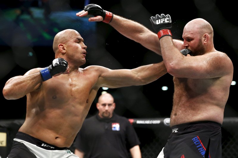 Junior Dos Santos y Ben Rothwell 