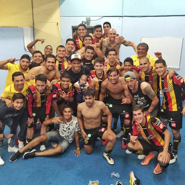 Leones Negros celebra la victoria en los vestidores 