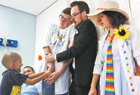 Los promotores de la risaterapia visitarán a los infantes al menos una vez a la semana.