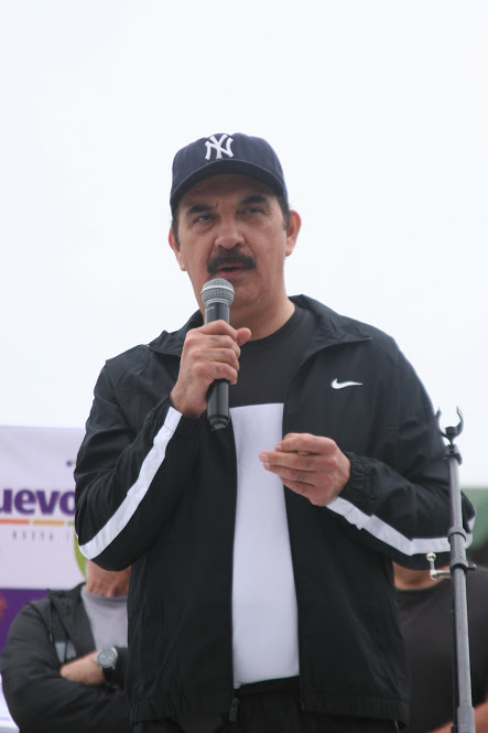 Manuel de la O Cavazos en evento de activación física en Parque Fundidora. 
