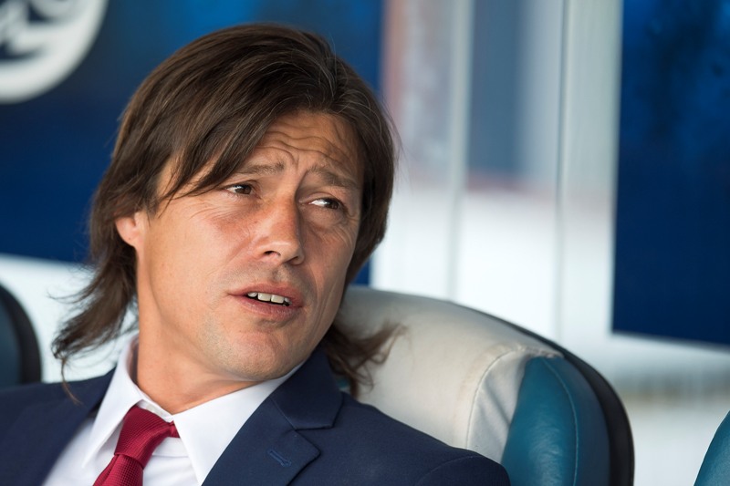 Matías Almeyda en la zona de bancas del Estadio Cuauhtémoc 