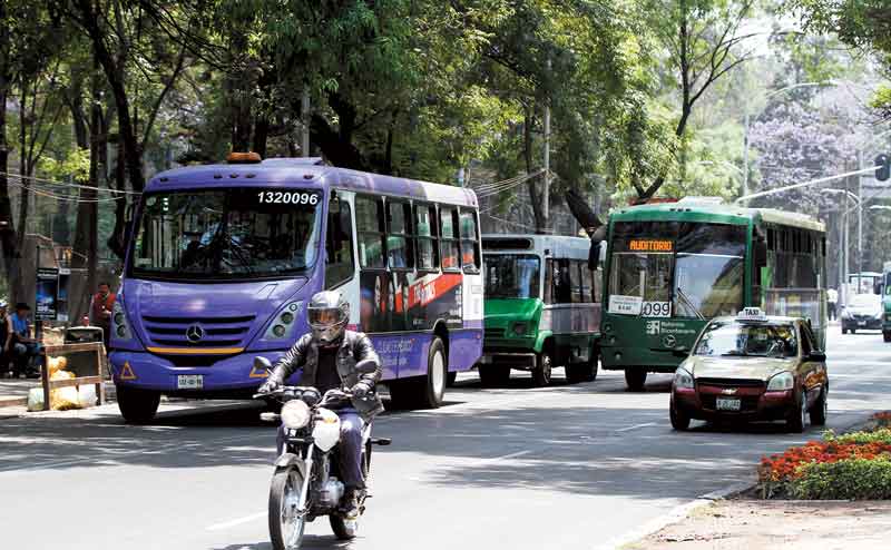 En Paseo de la Reforma circulan unidades nuevas y viejas.