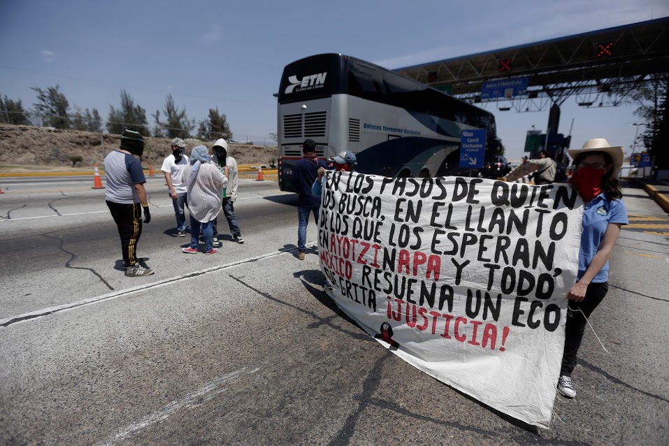 Estudiantes de Atequiza liberan paso de caseta de Ocotlán 