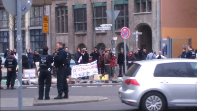 Un grupo de alrededor de 20 personas protestó por la desaparición de 43 normalistas de Ayotzinapa, afuera del museo Martín Gropius Bau, durante la vis