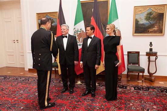 Joachim Gauck, presiente de la República Federal Alemana, el presidente Enrique Peña Nieto y su esposa Angélica Rivera.