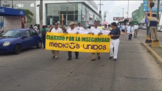 Médicos de Veracruz protestaron por el secuestro de una doctora la semana pasada.