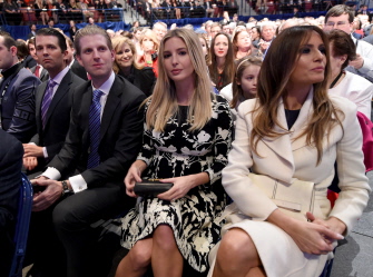 Melania Trump (d), Ivanka Trump (2d), Eric Trump (2i), y Donald Trump Jr (3i), en un debate en Charleston, Carolina del Sur, el 14 de enero