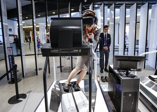 Una mujer prueba el juego Ski Rodeo en el centro Bandai Namco 'VR Zone: Proyecto yo puedo' en un centro comercial en Tokio, Japón