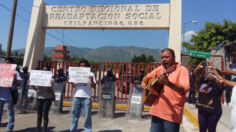 Los padres de los 43 y elementos de la CETEG y CRAC piden la liberación de policías comunitarios.