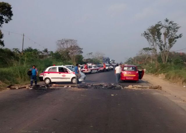 Más de 250 personas bloquean la carretera federal y desviación a Oteapan en tres puntos por el asesinato de un niño ocurrido anoche en el municipio de