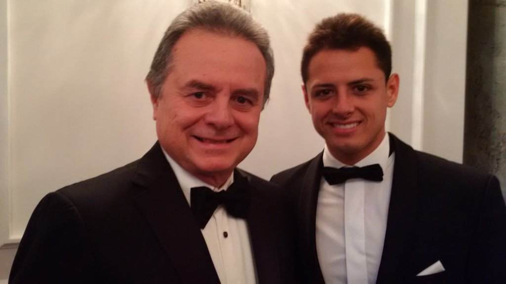El secretario de Energía, Pedro Joaquín Coldwell, junto a Javier 'Chicharito' Hernández durante la cena ofrecida al Presidente en Berlín.