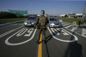 Un soldado belga controla el tráfico a la entrada del aeropuerto de Bruselas, en Zaventem, escenario de los ataques terroristas el 22 de marzo