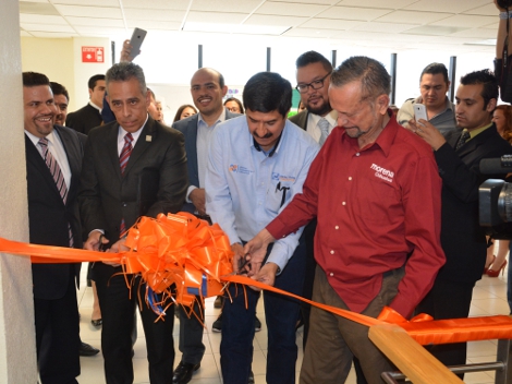 Los candidatos del PAN y de Morena, Javier Corral y Javier Félix Muñoz, inauguraron un encuentro político en la Universidad de Estudios Avanzados., en
