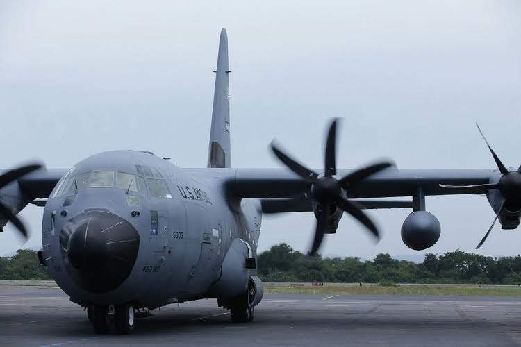 El caza huracanes y su tripulación analizan datos en el viento, la lluvia y la temperatura