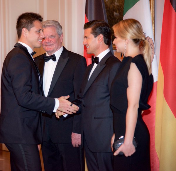 Chicharito saluda a Peña Nieto 
