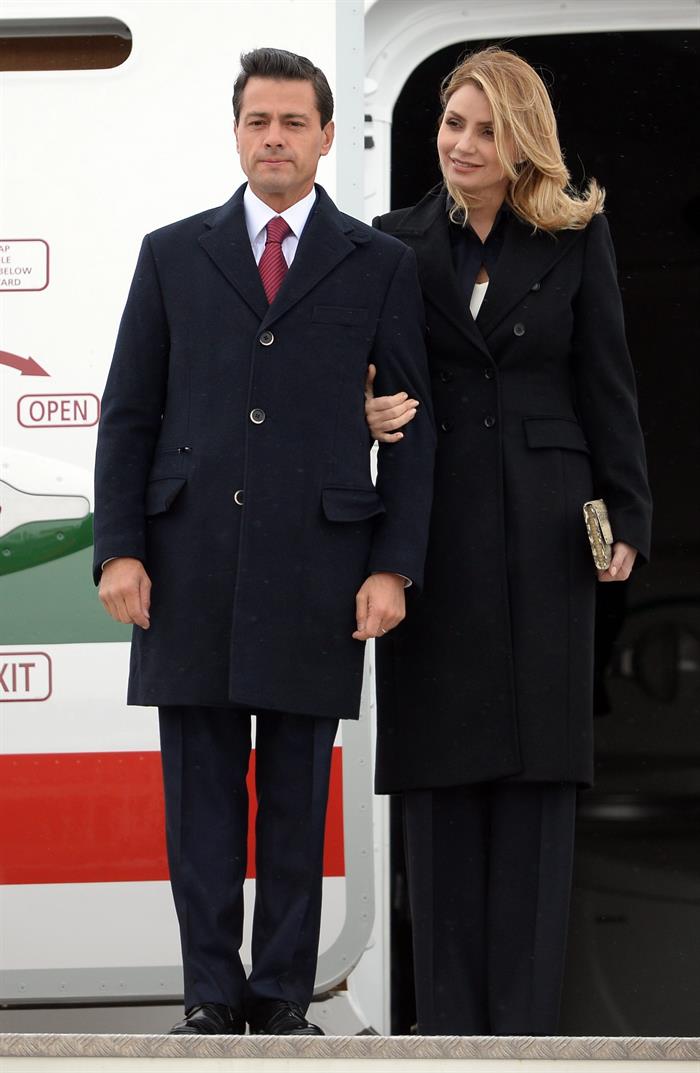 Enrique Peña Nieto y Angélica Rivera a su llegada a Alemania. La esposa del Presidente optó por un look sobrio en color negro. 
