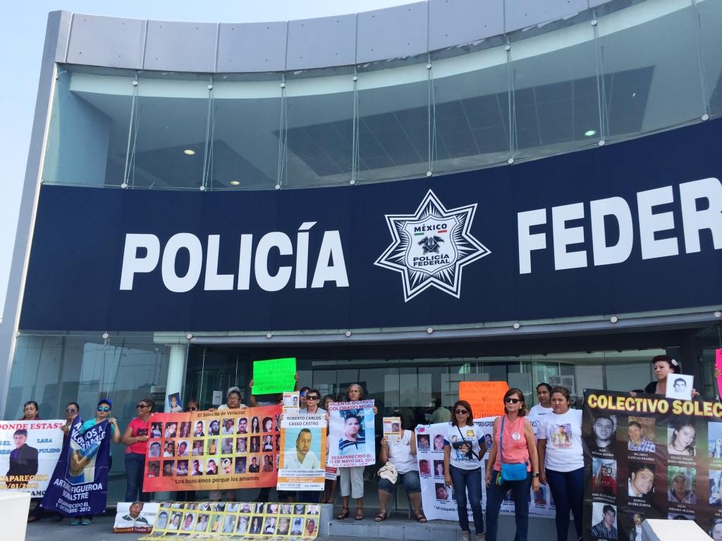 Familiares de personas desaparecidas se manifestaron frente a las instalaciones de la Policía Federal en Veracruz.