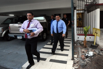El fiscal panameño Ricaurte Gonzalez (d) abandona las oficinas de la firma de abogados Mossack Fonseca en Panamá, tras una inspección