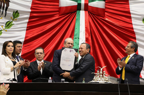 Jesús Zambrano entregó un reconocimiento a Enrique Fernández Fassnacht, titular del Instituto Politécnico Nacional, por el 80 aniversario. 