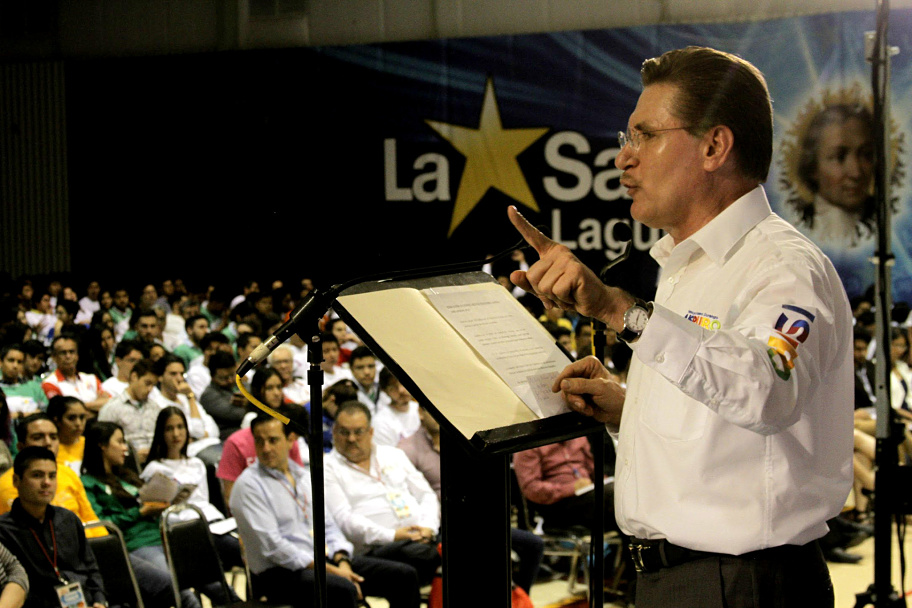 José Rosas Aispuro se reunió con estudiantes de la Universidad La Sale Laguna en Gómez Palacio.