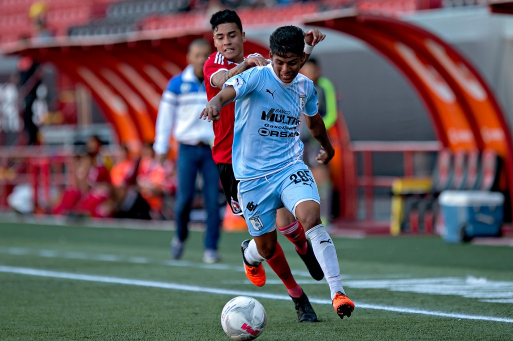 Martín Orozco en un duelo con Gallos Blancos Sub-20