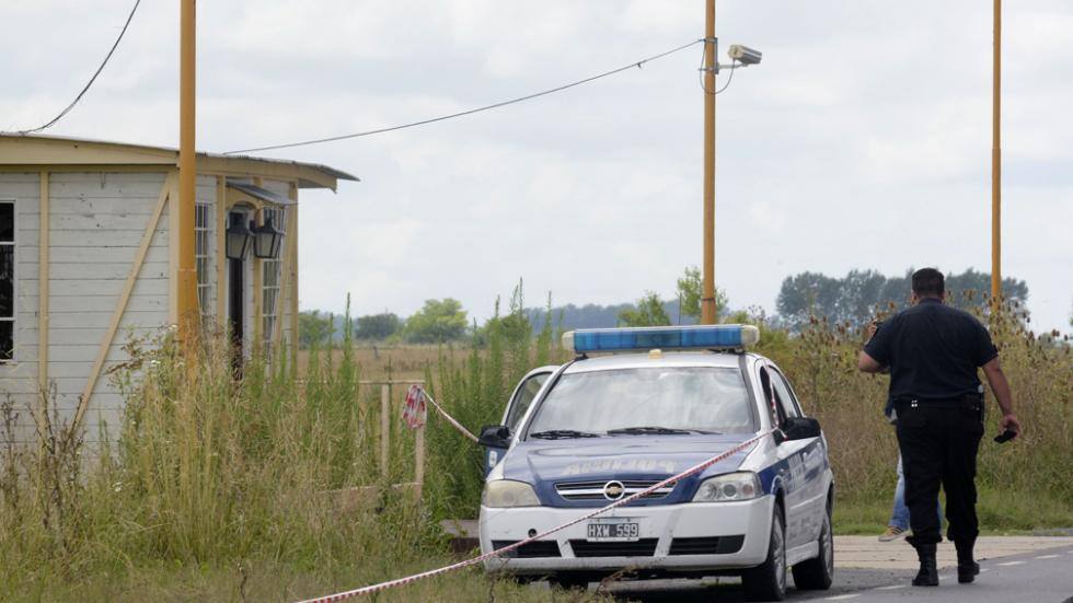 Policía en campos.