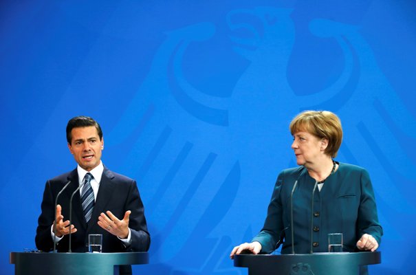 El presidente Enrique Peña Nieto y la canciller alemana Angela Merkel, durante una conferencia de prensa conjunta en Berlín.