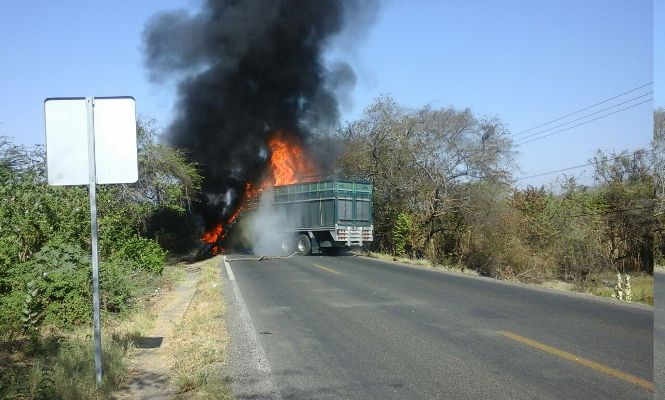 Un grupo de personas prendió fuego a un camión en la carretera a Aguililla  en Apatzingán, Michoacán.