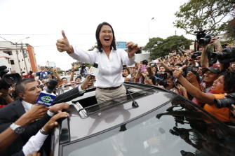 Keiko Fujimori, a su llegada el pasado domingo a su centro electoral para votar, en medio de decenas de simpatizantes, en Lima
