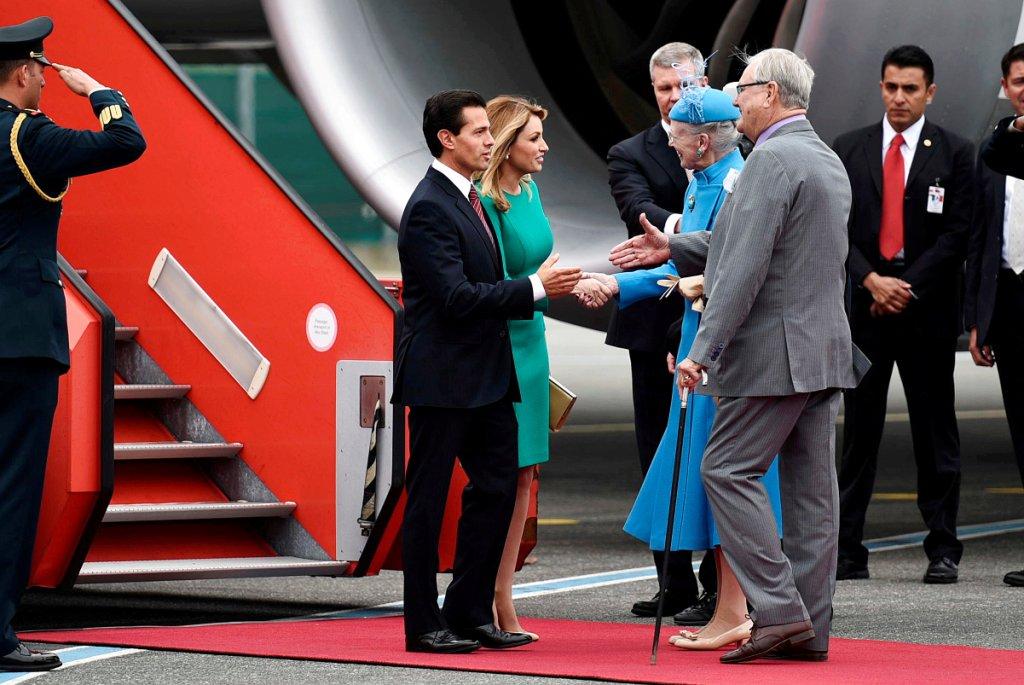 El primer mandatario y Angélica Rivera fueron recibidos por la reina Margarita II. 