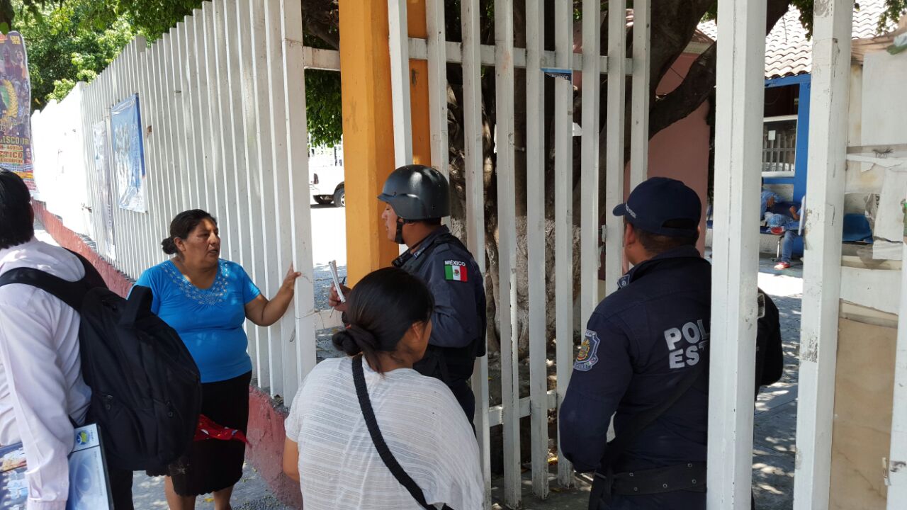 Policías del estado vigilan el Centro de Salud Alameda, de donde fue sustraído un enfermero al que desconocidos los "tablearon", para luego exhibirlo 