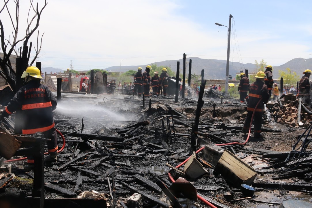 Se reportó un incendio en la colonia Valle La Rosita de Torreón, donde una perrita y siete jacales resultaron calcinados.