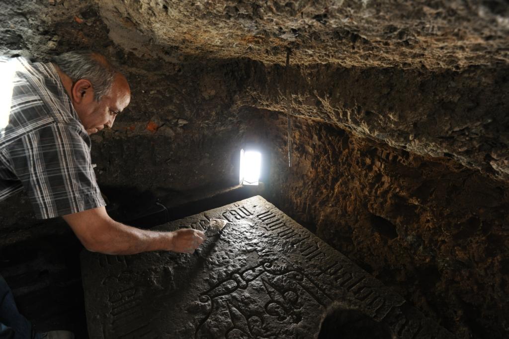 Se trata de la tumba de Miguel de Palomares, quien fuera integrante del Primer Cabildo Eclesiástico de la Catedral de México, en la época de Hernán Co