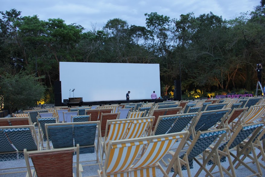 Las veladas de cine se realizan con grandes pantallas al aire libre