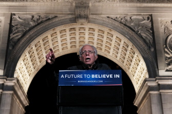 Bernie Sanders ahbla bajo el arco en el histórico Washington Square Park, en Nueva York, ante miles de simpatizantes 