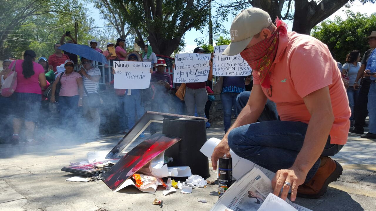 La CETEG quemó papeleria en la delegación de la SEP en Chilpancingo.