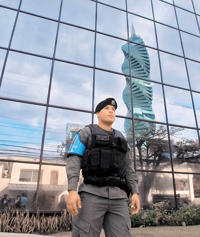 Fuerzas panameñas custodian las oficinas de Mossack Fonseca. 