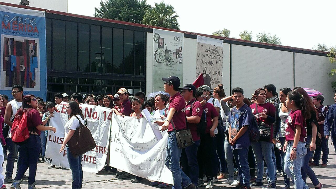 Estudiantes del Poli protestan frente a la SEP- Grupo Milenio