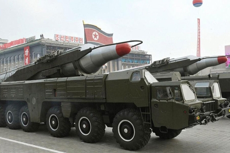 Un misil Musudan, transportado en un vehículo durante un desfile militar en Pyongyang