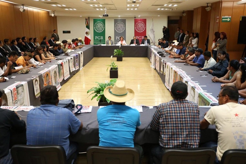 Acuerdan padres de los 43 y PGR reunión con expertos en fuego- Grupo ...