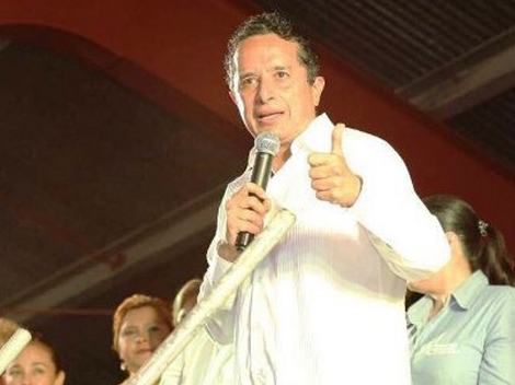 El candidato a la gubernatura de Quintana Roo por la alianza PAN-PRD, Carlos Joaquín González , durante la caminata por calles del poblado Puerto Aven